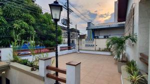 - un balcon avec un éclairage de rue et un bâtiment dans l'établissement Casa 307, à Manaus