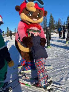 uma pessoa vestida com um traje de urso parado na neve em Mysig lägenhet i Prästgård nära Branäs em Sysslebäck