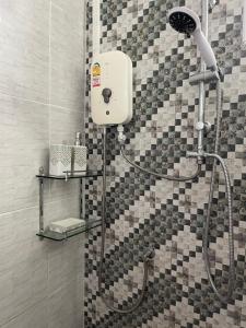 a bathroom with a shower with a shower head at Service Apartment ใจกลางเมืองใกล้แหล่งท่องเที่ยว119ทับ1ถนนปงสนุก in Lampang