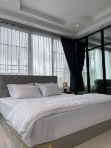 เตียงในห้องที่ Service Apartment ใจกลางเมืองใกล้แหล่งท่องเที่ยว119ทับ1ถนนปงสนุก