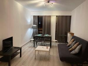 un salon avec un canapé et une table dans l'établissement F3 au cœur du centre de Metz, à Metz