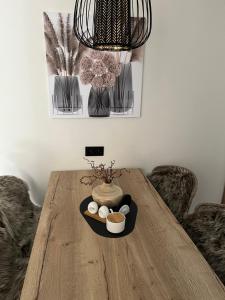drewniany stół z miską jajek i wazonem w obiekcie Penzion a Restaurace ZÁMECKÁ VRÁTNICA w mieście Vizovice
