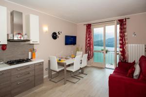 - une cuisine et une salle à manger avec une table et des chaises dans l'établissement Italian Vacation Homes - Gemini, à Tavernola Bergamasca