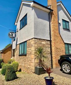 una casa con un coche aparcado delante de ella en No1 Guest House en Stamford