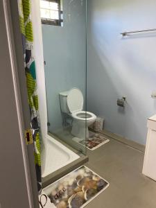 une salle de bain avec toilettes et douche en verre dans l'établissement 2 Bedroom Apartment in Pereybere with Private Balcony, à Pereybere 4 autres photos
