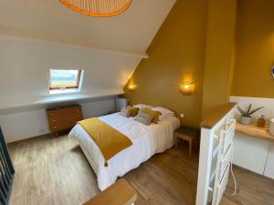 Un dormitorio con una cama grande y una ventana en Gaston en Mers-les-Bains