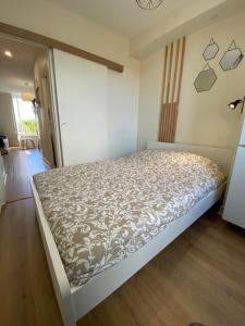 een slaapkamer met een bed in een kamer bij Cristal 2 in Issoire