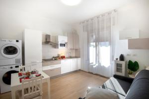 A kitchen or kitchenette at Appartamento Carducci Fiera Rho Milan