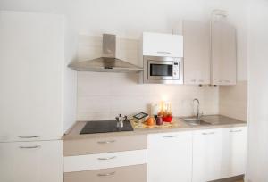 A kitchen or kitchenette at Appartamento Carducci Fiera Rho Milan