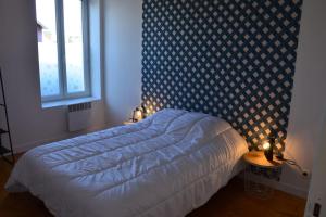 1 dormitorio con cama y ventana en Gîte de la gare - avec parking, en Hesdigneul-lès-Boulogne