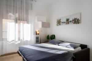 A bed or beds in a room at Appartamento Carducci Fiera Rho Milan