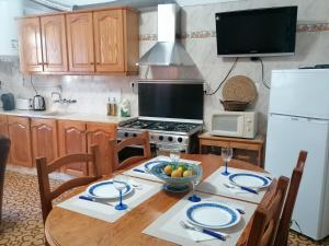 a kitchen with a table with a bowl of fruit on it at Casa do Cabeço - Termas da Sulfúrea in Cabeço de Vide