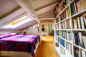 Postel nebo postele na pokoji v ubytování Elkano Room