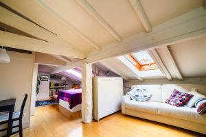 ein Wohnzimmer mit einem Sofa und einem Bett in der Unterkunft Elkano Room in San Sebastián