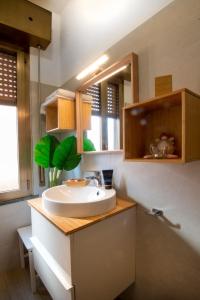 A kitchen or kitchenette at Appartamento Carducci Fiera Rho Milan