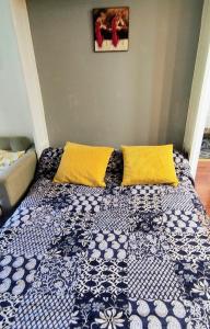 貝納斯克的住宿－Terraza de Laball，一间卧室配有一张带蓝色和白色棉被的床