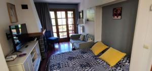 a bedroom with a bed with a yellow pillow on it at Terraza de Laball in Benasque