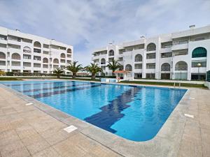 una grande piscina di fronte a un edificio di O Cantinho do Algarve a Porches