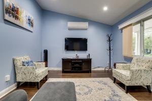 sala de estar con paredes azules y TV en Escape to our cozy 3 Bed Rm 2 Bath Unit in Alexandria VA en Alexandria