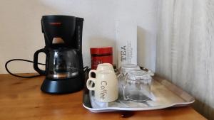 eine Kaffeemaschine und einen Mixer auf dem Tisch in der Unterkunft Huis van Steen in Lelystad