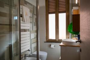 A bathroom at Appartamento Carducci Fiera Rho Milan