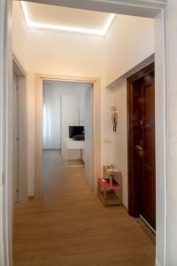 A television and/or entertainment centre at Appartamento Carducci Fiera Rho Milan