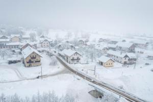 eine kleine Stadt voller Schnee mit Häusern in der Unterkunft Sonnenhaus in Gundersheim