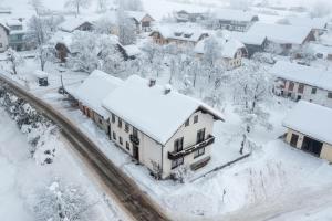 eine Luftansicht eines schneebedeckten Dorfes in der Unterkunft Sonnenhaus in Gundersheim