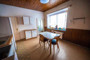 una cocina con mesa y sillas y una ventana en Sonnenhaus, en Gundersheim 16 fotos más