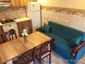 ein Wohnzimmer mit einem Sofa und einem Tisch in der Unterkunft Caspian Star in Sumqayıt