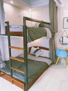 מיטה או מיטות קומותיים בחדר ב-Lighthouse Homestay Vũng Tàu