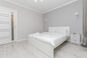 um quarto branco com uma cama branca e um espelho em Apartament in zona Centrala si Parc em Chisinau