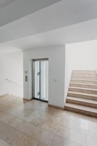 an empty room with a staircase and white walls at Stylisches Apartment im Herzen Leipzigs mit Balkon in Leipzig