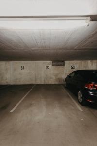 a parking garage with a car parked in it at Stylisches Apartment im Herzen Leipzigs mit Balkon in Leipzig