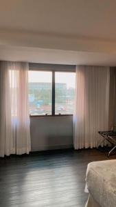 a bedroom with a large window with a view at Lindo Flat Particular decorado in Brasilia