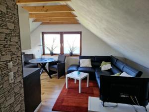 ein Wohnzimmer mit einem Sofa und einem Tisch in der Unterkunft Ferienwohnung Grenzblick in Isselburg-Anholt in Isselburg