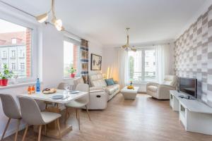 sala de estar con muebles blancos y TV en AVRA Residence I Stare Miasto en Gdansk