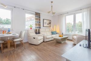 sala de estar con sofá blanco y mesa en AVRA Residence I Stare Miasto en Gdansk