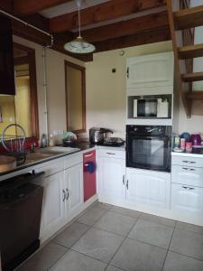 Kuchyňa alebo kuchynka v ubytovaní Gîte de la Forêt