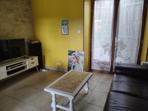 Televízia a/alebo spoločenská miestnosť v ubytovaní Gîte de la Forêt