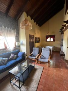 un soggiorno con un divano blu e un tavolo di Villa Quijada a Trefacio