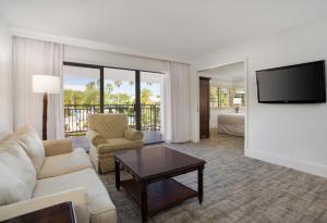 uma sala de estar com um sofá e uma televisão em Saddlebrook Golf Resort & Spa Tampa North-Wesley Chapel em Wesley Chapel