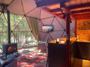 uma sala de estar com lareira numa tenda em Ayder Freedome em Ayder Yaylasi