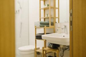 ノヴィサドにあるmeebo apartmentsの洗面台、トイレ、鏡のあるバスルーム +68枚の写真