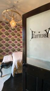 Postel nebo postele na pokoji v ubytování Mulberry Inn