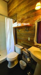 La salle de bains est pourvue de toilettes et d'un lavabo. dans l'établissement Mulberry Inn, à Tishomingo