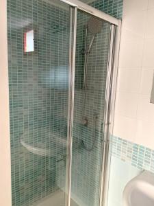 パドヴァにあるLa Bohemeのバスルーム(ガラス張りのシャワー、シンク付)