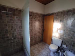 uma casa de banho com um WC, um chuveiro e um lavatório. em Dpto Alma en Calma San Rafael em São Rafael