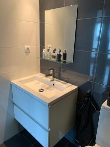een badkamer met een wastafel en een spiegel bij Manises POLIGONO in Manises