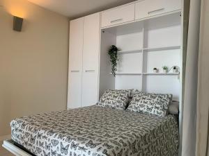 1 dormitorio con 1 cama y armarios blancos en Manises POLIGONO, en Manises